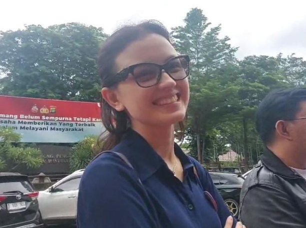 Kimberly Ryder Ajarkan Anak Berpuasa dengan Makan Sahur